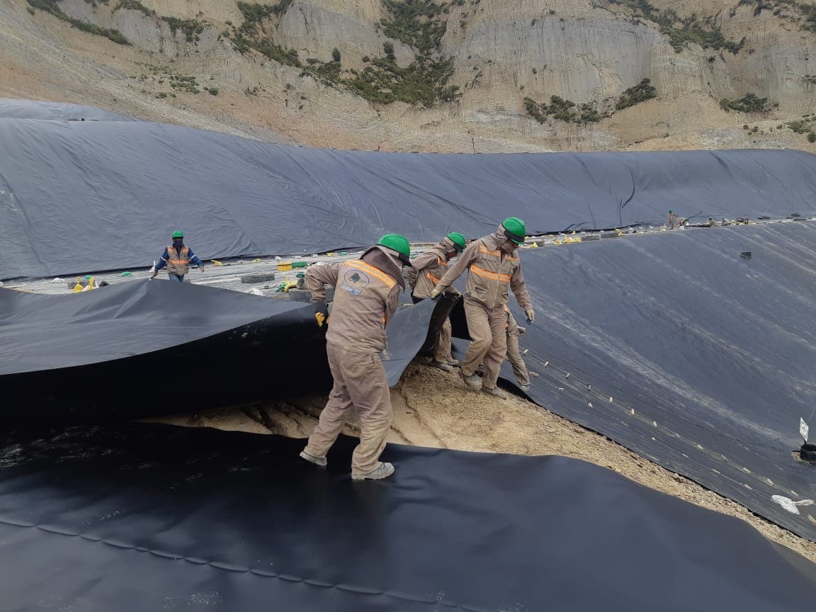 Instalación de geomembrana HDPE en relleno sanitario Nuevo Jardín Alpacoma, La Paz Bolivia