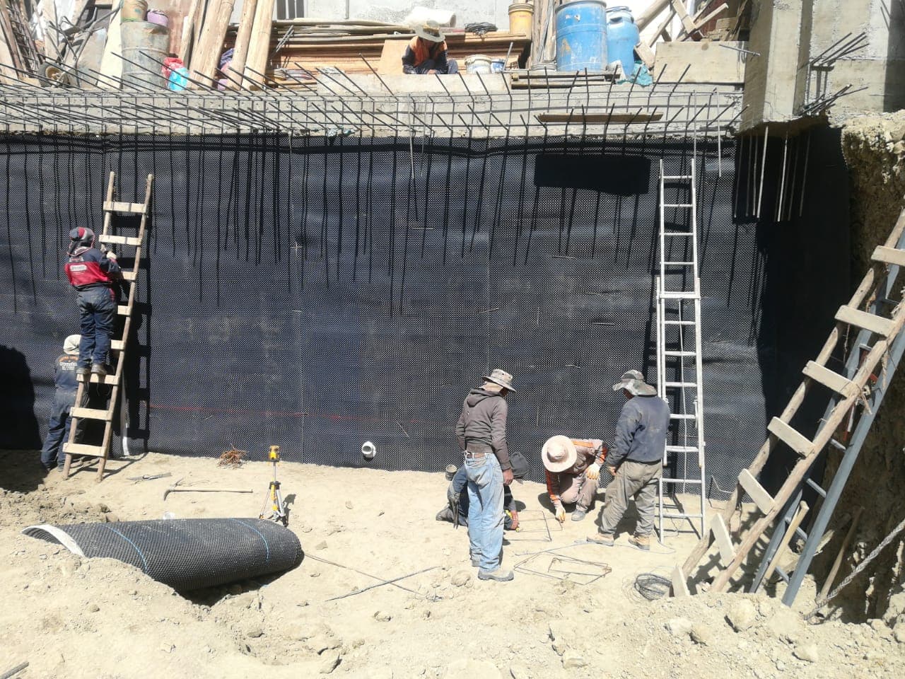 Instalación de geocompuesto drenante ISOCOR 8E en muro de contención de hormigón armado