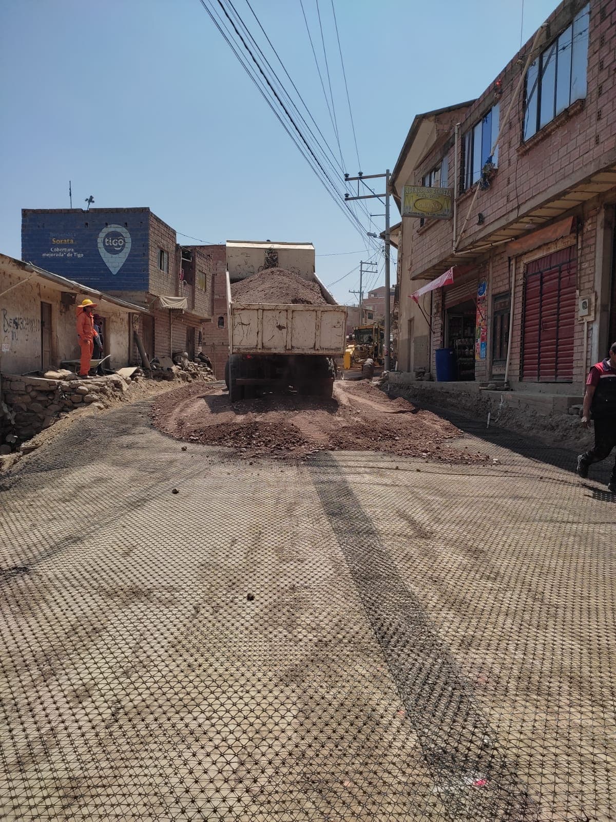 Instalación de geomalla triaxial TX160 bajo pavimento rígido en avenidas de Sorata, Bolivia