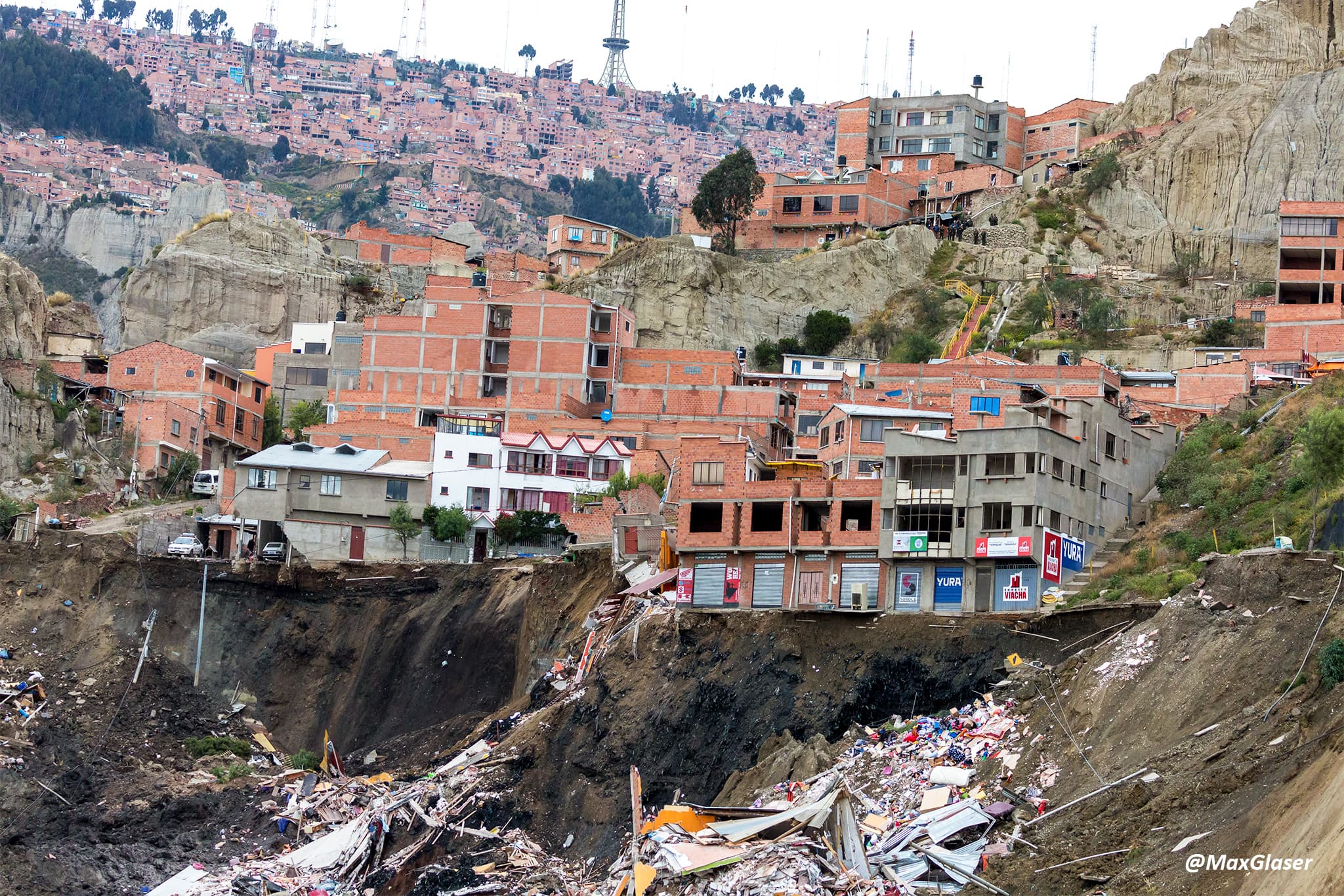 Muro de suelo mecánicamente estabilizado con paramento de gaviones en Av. Libertad, La Paz, Bolivia